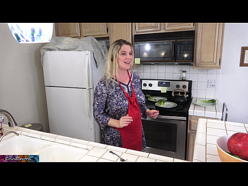 ❤️ Matrigna che lo munge in cucina prima del suo appuntamento ☑ Porno fb al it.zoomporno.ru ️❤